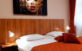Private Rooms Valis